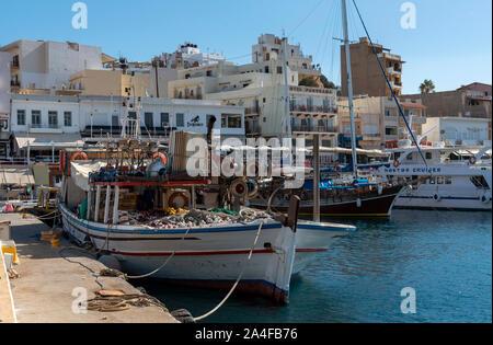 Agios Nikolaus, Kreta, Griechenland. Oktober 2019. Der Hafen von Agios Nikolaos mit Booten im Hafen neben dem Hafen, Stockfoto