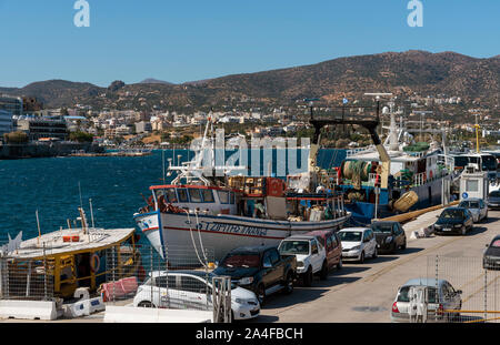 Agios Nikolaus, Kreta, Griechenland. Oktober 2019. Der Hafen von Agios Nikolaos mit Booten im Hafen neben dem Hafen, Stockfoto