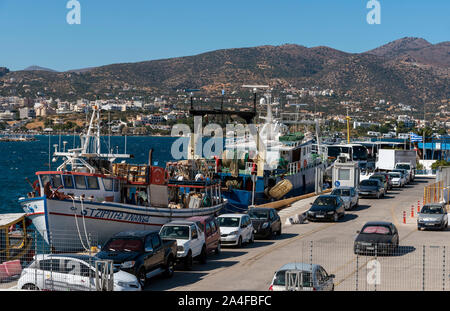 Agios Nikolaus, Kreta, Griechenland. Oktober 2019. Der Hafen von Agios Nikolaos mit Booten im Hafen neben dem Hafen, Stockfoto