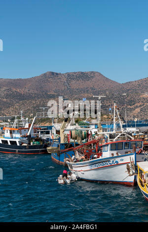 Agios Nikolaus, Kreta, Griechenland. Oktober 2019. Der Hafen von Agios Nikolaos mit Booten im Hafen neben dem Hafen, Stockfoto