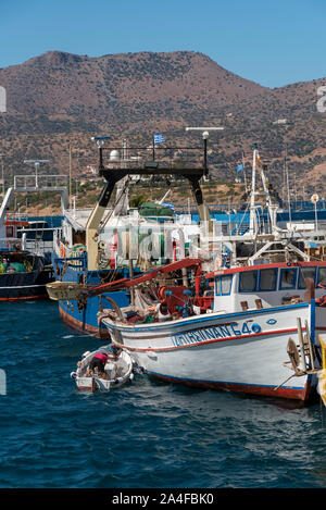 Agios Nikolaus, Kreta, Griechenland. Oktober 2019. Der Hafen von Agios Nikolaos mit Booten im Hafen neben dem Hafen, Stockfoto