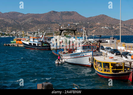 Agios Nikolaus, Kreta, Griechenland. Oktober 2019. Der Hafen von Agios Nikolaos mit Booten im Hafen neben dem Hafen, Stockfoto