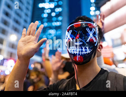 Hong Kong. 14. Oktober 2019. Zehntausende von pro-demokratischen Demonstranten einer friedlichen Kundgebung in Chater Garden in Zentralen auf Montag Nacht besucht, in der die uns die Hongkong Menschenrechte und Demokratie Act von 2019, dass die Sanktion würden Beamte, die die Rechte der Menschen untergraben in der Hong Kong Special Administrative Region (SAR). Viele Sterne und Streifen Fahnen und pro-USA Slogans wurden von den Demonstranten angezeigt. Iain Masterton/Alamy Leben Nachrichten. Stockfoto