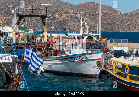 Agios Nikolaus, Kreta, Griechenland. Oktober 2019. Der Hafen von Agios Nikolaos mit Booten im Hafen neben dem Hafen, Stockfoto