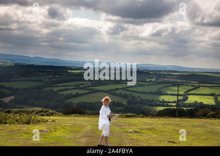 Frau mit Blick über das Tal in Richtung cardinham Holz, Bodmin Moor, Cornwall, Stockfoto