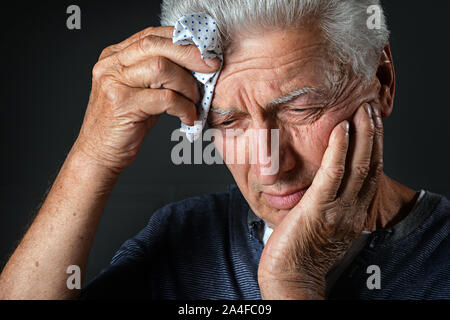 Portrait von kranken älteren Mann mit Zahnschmerzen Stockfoto