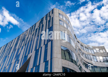 Kö-Bogen Shopping Center und Breuninger Kaufhaus in Düsseldorf, Deutschland. Durch polnische Architekten Daniel Libeskind entworfen, Eröffnung im Jahr 2014. Stockfoto