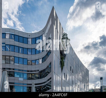 Kö-Bogen Shopping Center und Breuninger Kaufhaus in Düsseldorf, Deutschland. Durch polnische Architekten Daniel Libeskind entworfen, Eröffnung im Jahr 2014. Stockfoto