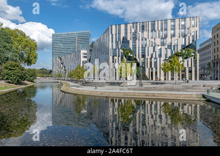 Kö-Bogen Shopping Center und Breuninger Kaufhaus in Düsseldorf, Deutschland. Durch polnische Architekten Daniel Libeskind entworfen, Eröffnung im Jahr 2014. Stockfoto