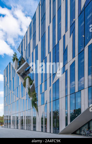 Kö-Bogen Shopping Center und Breuninger Kaufhaus in Düsseldorf, Deutschland. Durch polnische Architekten Daniel Libeskind entworfen, Eröffnung im Jahr 2014. Stockfoto