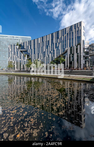 Kö-Bogen Shopping Center und Breuninger Kaufhaus in Düsseldorf, Deutschland. Durch polnische Architekten Daniel Libeskind entworfen, Eröffnung im Jahr 2014. Stockfoto