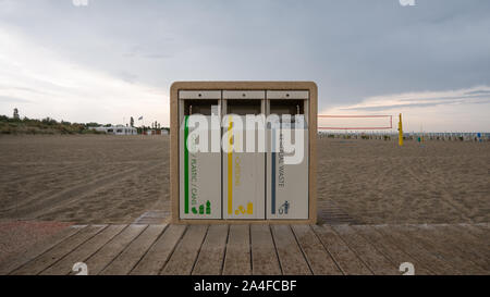 Ein separater Abfallbehälter am Strand Stockfoto