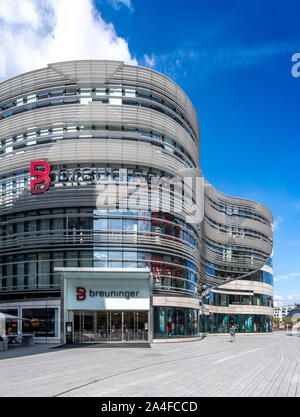 Kö-Bogen Shopping Center und Breuninger Kaufhaus in Düsseldorf, Deutschland. Durch polnische Architekten Daniel Libeskind entworfen, Eröffnung im Jahr 2014. Stockfoto