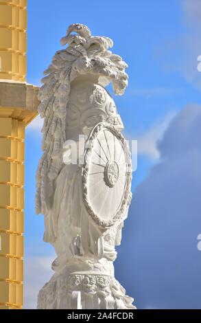 Wien - Gloriette in Schönbrunn und Statue des Erziehungsberechtigten. 1775 von dem Architekten Johann Ferdinand Hetzendorf von Hohenberg entworfen. Wien Stockfoto