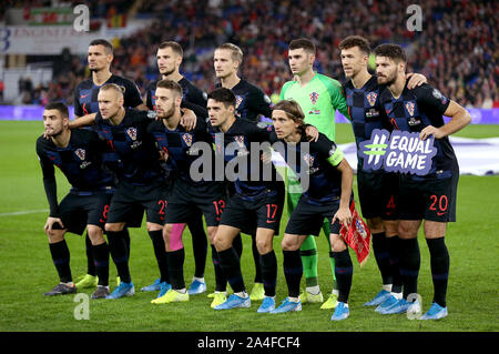 Hintere Reihe, von links nach rechts ist Kroatien Dejan Lovren, Borna Bari ić, Zinn Jedvaj, Torwart Dominik Livakovic, Ivan Perisic, Bruno Petkovic. Vordere Reihe, von links nach rechts ist Kroatien Mateo Kovacic, Domagoj Vida, Nikola Vlasic, Josip Brekalo, Luka Modric Line up vor dem UEFA Euro 2020-Qualifikationsspiel am Cardiff City Stadium, Cardiff. Stockfoto