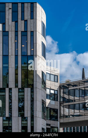 Kö-Bogen Shopping Center und Breuninger Kaufhaus in Düsseldorf, Deutschland. Durch polnische Architekten Daniel Libeskind entworfen, Eröffnung im Jahr 2014. Stockfoto