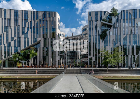 Kö-Bogen Shopping Center und Breuninger Kaufhaus in Düsseldorf, Deutschland. Durch polnische Architekten Daniel Libeskind entworfen, Eröffnung im Jahr 2014. Stockfoto