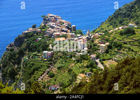 Petit Village côtier de Corniglia et la Côte Ligure, dans les Cinque Terre. Stockfoto