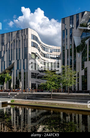 Kö-Bogen Shopping Center und Breuninger Kaufhaus in Düsseldorf, Deutschland. Durch polnische Architekten Daniel Libeskind entworfen, Eröffnung im Jahr 2014. Stockfoto