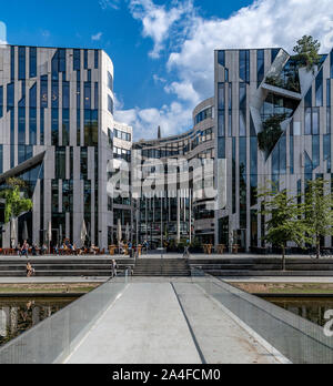 Kö-Bogen Shopping Center und Breuninger Kaufhaus in Düsseldorf, Deutschland. Durch polnische Architekten Daniel Libeskind entworfen, Eröffnung im Jahr 2014. Stockfoto