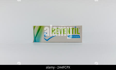 Nagybajcs, Ungarn 09.18.2019 Reventil Nasenspray. Auf weissem Hintergrund Stockfoto