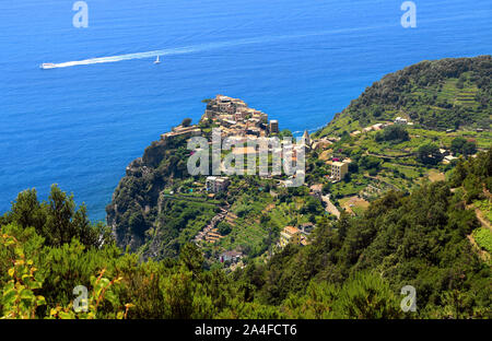 Petit Village côtier de Corniglia et la Côte Ligure, dans les Cinque Terre. Stockfoto