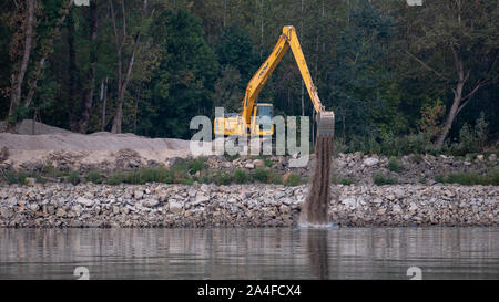 Nagybajcs, Ungarn 09.18.2019 Komatsu Bagger arbeiten entlang der Donau Stockfoto