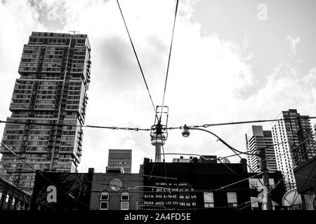 Ungewöhnliche schwarze und weiße Perspektive der Toronto CN Tower 'Gehalten', die durch Kabel. Skyline Blick nach Süden von der Queen Street. Stockfoto