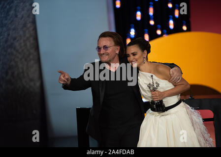 Bono(L), U2-Führer, mit Penelope Cruz(R), Donostia Award, im Kursaal Palast während des Internationalen Filmfestivals von San Sebastián (Spanien) 67. Stockfoto