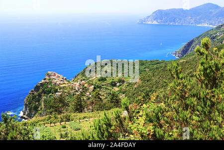 Petit Village côtier de Corniglia et la Côte Ligure, dans les Cinque Terre. Stockfoto