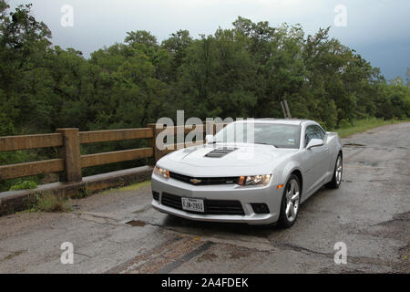 Mineral Wells, TX, USA - Silber Chevrolet Camaro SS Muscle Car, auf einer Brücke geparkt, Regen Stockfoto