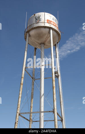 Tatum, TX, USA, die Tatum Wasserturm gegen den klaren blauen Himmel Stockfoto
