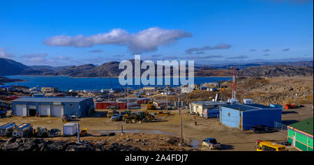 Sonnige Panorama der Inuit Stadt Cape Dorset (Kinngait) in Nunavut, Kanada von Hill berücksichtigt neben dem Flughafen. Ansicht zeigt die Stadt, Wasser, Berge, Wolken. Stockfoto