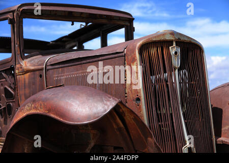 Arizona, USA, Rusty 1931 Studebaker Limousine verlassen im Petrified Forest National Park entlang der Route 66 Stockfoto