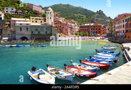 Kleine Fischerhafen und touristische in Vernazza in Ligurien. Stockfoto