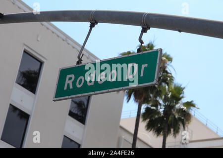 Beverly Hills, Kalifornien, USA - Straßenschild über der Straße zum Rodeo Drive Luxus-Einkaufsviertel, USA Stockfoto