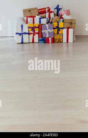 Viele bunte Geschenke in das Interieur der Zimmer für den Urlaub Stockfoto