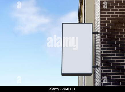 Blank weißen Outdoor-Box Mockup auf Ziegelwand, Himmel Hintergrund Stockfoto