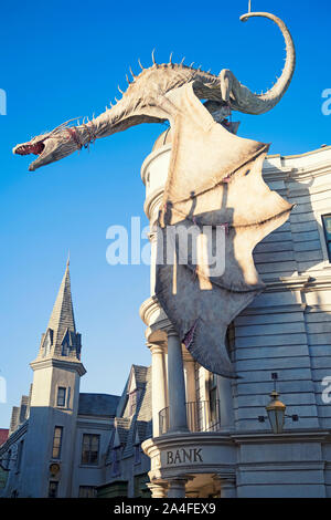 Gringotts feuerspeiende Drachen, der Winkelgasse, Zauberwelt von Harry Potter, Universal Studios Resort, Orlando, Florida, USA Stockfoto