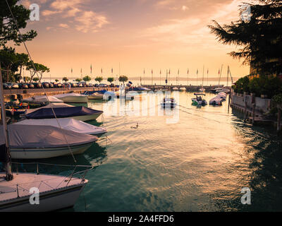 Sirmione, Italien - 3. August 2017: Sonnenuntergang auf der kleinen touristischen Hafen von Sirmione, Gardasee, Italien. Stockfoto