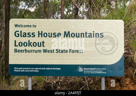 Ein Straßenschild für den Glass House Mountains Lookout an der Sunshine Coast im Hinterland von Queensland, Australien. Die Berge wurden nach R.N ( Stockfoto