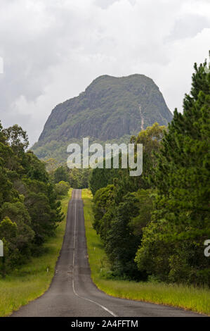 Mount Tibrogargan bei 364 Meter hoch ist Teil der Glass House Mountains an der Sunshine Coast in Queensland, Australien. Diese Berge wurden benannt Stockfoto