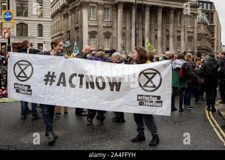 Umweltaktivisten protestieren über den Klimawandel während der Blockade an der Kreuzung bei der Bank im Herzen des Finanzbezirks der Hauptstadt, die Stadt London aka der Square Mile, am siebten Tag der zwei Wochen anhaltenden weltweiten Protest von Mitgliedern des Aussterbens Rebellion, am 14. Oktober 2019, in London, England. Stockfoto