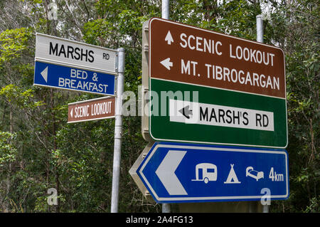 Ein Schild für den Mount Tibrogargan, Teil der Glasshouse Mountains National Park an der Sunshine Coast in Queensland, Australien Stockfoto