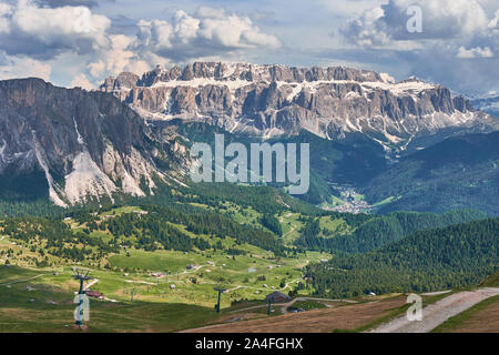 Die Landschaft rund um den oberen Teil der Seceda peak in der Geislergruppe mountain range in Gröden, Dolomiten, Italien Stockfoto