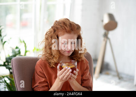 Frau mit Tasse heißen Kaffee, während Sie kalt Stockfoto