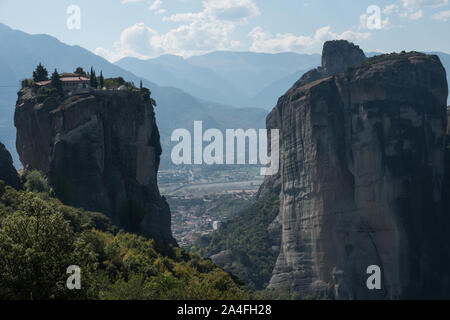 Meteora ist eine Felsformation in Thessalien, Griechenland, welche Hosts einen großen Komplex der östlichen orthodoxen Klöstern, auf der Liste des UNESCO-Weltkulturerbes aufgenommen. Die restlichen sechs Klöster sind auf immense natürliche Säulen gebaut und Geröll. Auf hohe Klippen, die Sie jetzt durch Treppen und Wege zugänglich sind hoch oben in den Felsen gehauenen Formationen, während der Zugang zu den Klöstern in der Vergangenheit bewusst war schwierig, da entweder lange Leitern oder grosse Netze benutzt, beide waren und Personen zu schleppen. Stockfoto