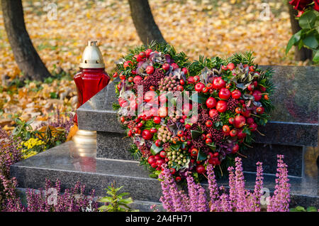 Rote Dekoration in Herzform auf dem Friedhof Stockfoto