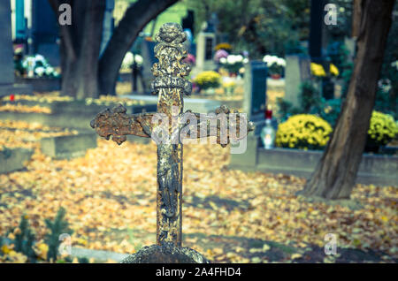 Bügeleisen rostige Kreuz Symbole auf dem Friedhof Stockfoto