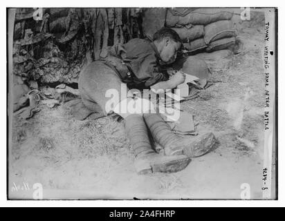 Tommy schreiben nach Hause nach Kampf Stockfoto